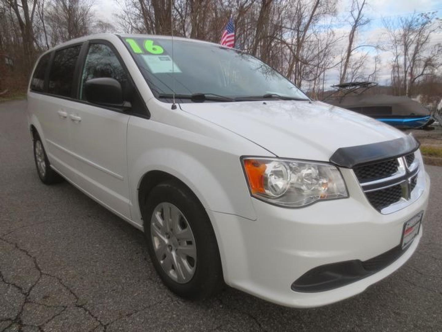 2016 White /Black Dodge Grand Caravan SE (2C4RDGBG5GR) with an 3.6 liter V-6 engine, Automatic transmission, located at 270 US Route 6, Mahopac, NY, 10541, (845) 621-0895, 41.349022, -73.755280 - Photo#1